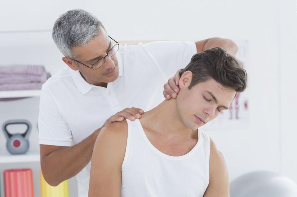 der Arzt untersucht den Hals auf Osteochondrose