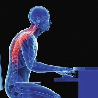 Sitzende Arbeit am Computer ist mit dem Auftreten von Rückenschmerzen behaftet