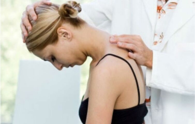 Um eine Osteochondrose der Wirbelsäule zu erkennen, führt der Arzt eine visuelle Untersuchung durch