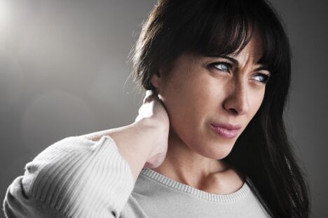 Eine Frau hat Halsosteochondrose