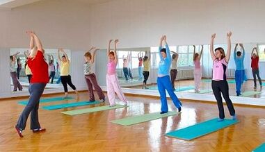 Therapeutische Gymnastik mit Schmerzen im unteren Rücken