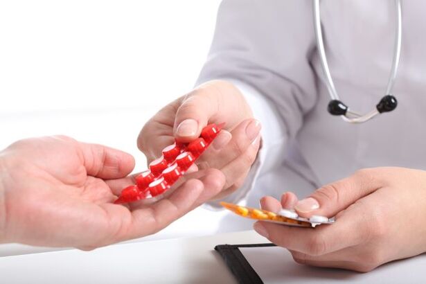 Der Arzt gibt Pillen zur Behandlung von Osteochondrose